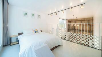 Un dormitorio moderno con una cama grande, una mesita de noche, un ventanal con vistas y una pared decorativa con fotografías enmarcadas.