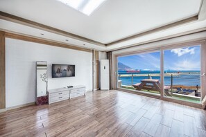 Basic Room, 1 Bedroom (303) | 1 bedroom, free WiFi - Yeosu Redondo Pension (Yeosu)