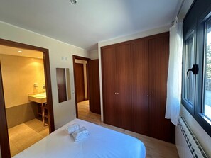 2 bedrooms, iron/ironing board