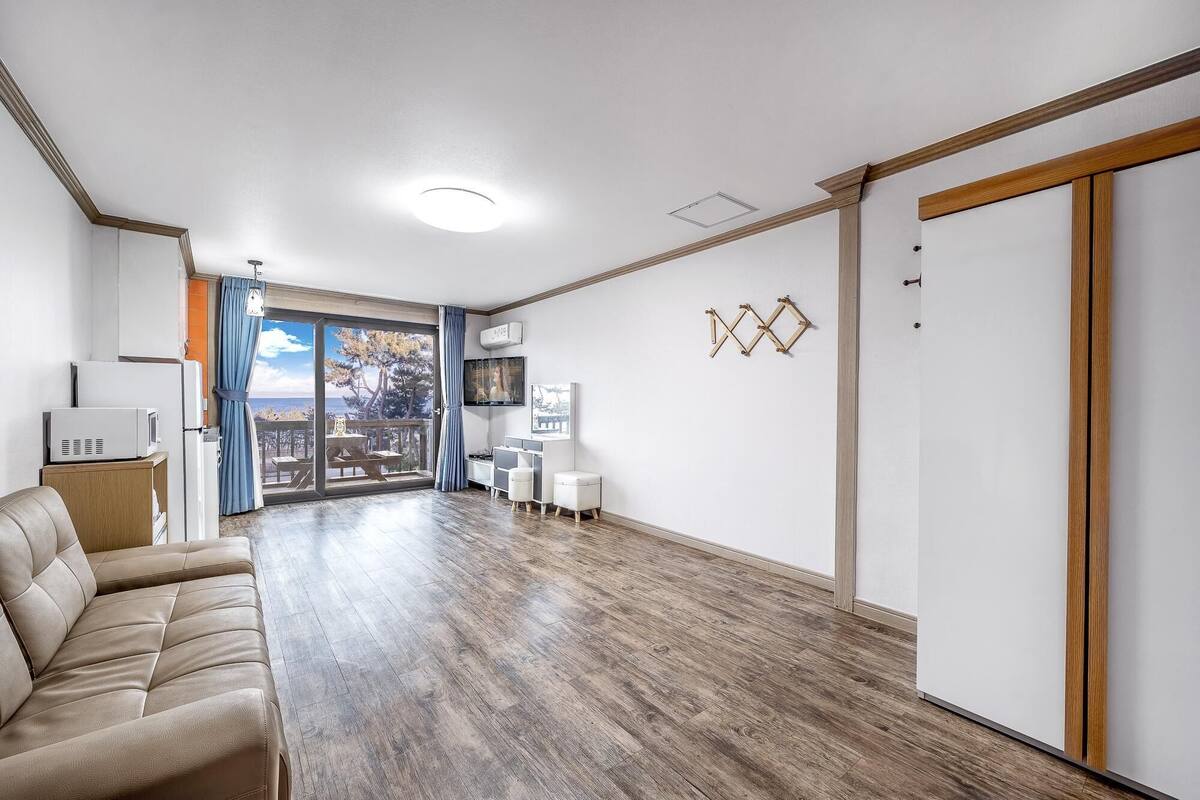 Basic Room, 1 Bedroom (102-B) | 1 bedroom, WiFi (free)