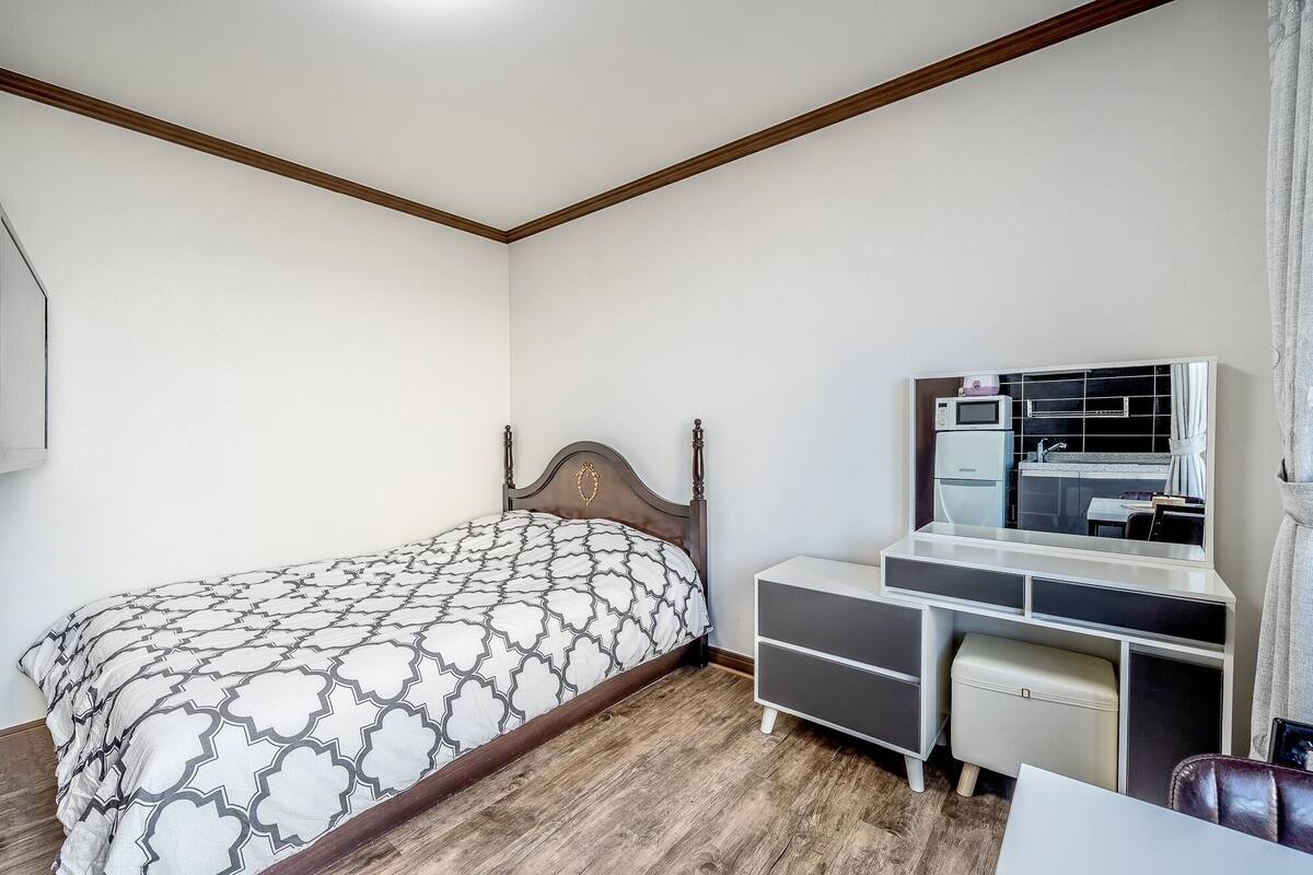 Basic Room, 1 Bedroom (204-A) | 1 bedroom, WiFi (free)