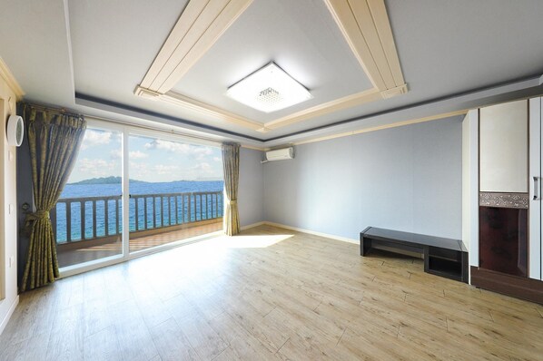 Habitació bàsica, 1 dormitori (Family Small2(2st Floor, Ocean View)) | 1 dormitori i wifi gratuïta 