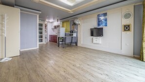 A spacious room with a dining area, a kitchen, and a living space. - Ganghwa Badatgashimteo Pension (Incheon)