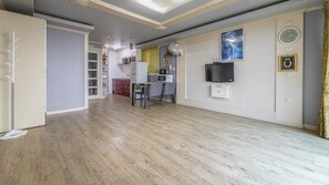 A spacious room with a dining area, a kitchen, and a living space. - Ganghwa Badatgashimteo Pension (Incheon)