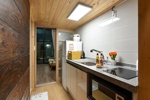 Basic Room, 1 Bedroom (201) | 1 bedroom, free WiFi - Yeosu Chunghong Pension (Yeosu)