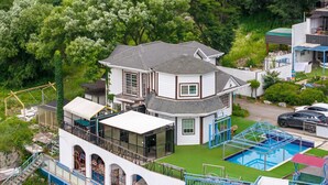 A two-story house with a large balcony and a swimming pool. - Gapyeong Four Season Pension (Gapyeong)