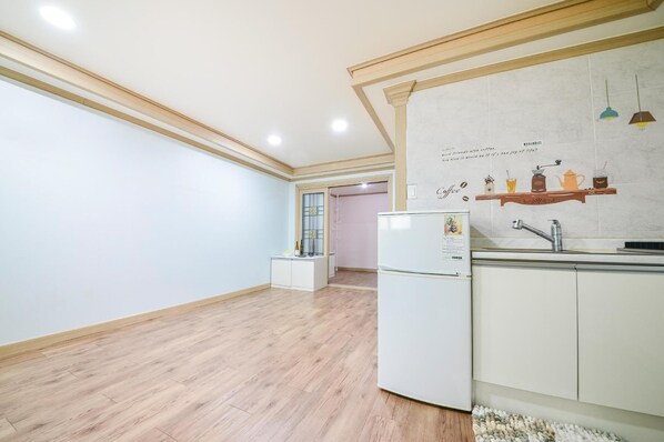 Basic Room, 1 Bedroom (Heabaragi) | 1 bedroom, free WiFi - Sokcho Dderak Pension (Sokcho)