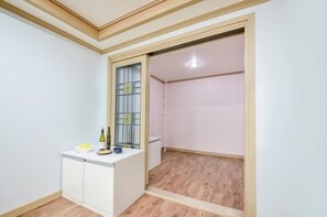 Basic Room, 1 Bedroom (Heabaragi) | 1 bedroom, free WiFi - Sokcho Dderak Pension (Sokcho)