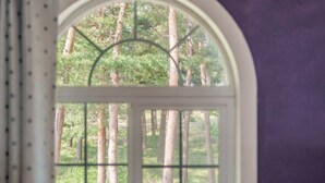 A window with a view of a forest. - The Gangneung Foret Pension (Gangneung)