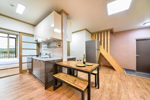 Basic-Zimmer, 3 Schlafzimmer (Dalnim301(No pets allowed)) | 1 Schlafzimmer, kostenloses WLAN