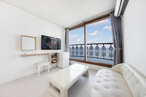 Basic Room, 1 Bedroom (Hyasins) | 1 bedroom, free WiFi - Gangneung Lohas Pension (Gangneung)