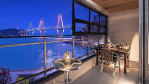 A room with a large window overlooking a bridge at night. - Geoje Healing Pension (Geoje)
