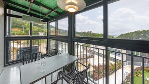 Un restaurant amb terrassa, grans finestres i vistes al paisatge circumdant.