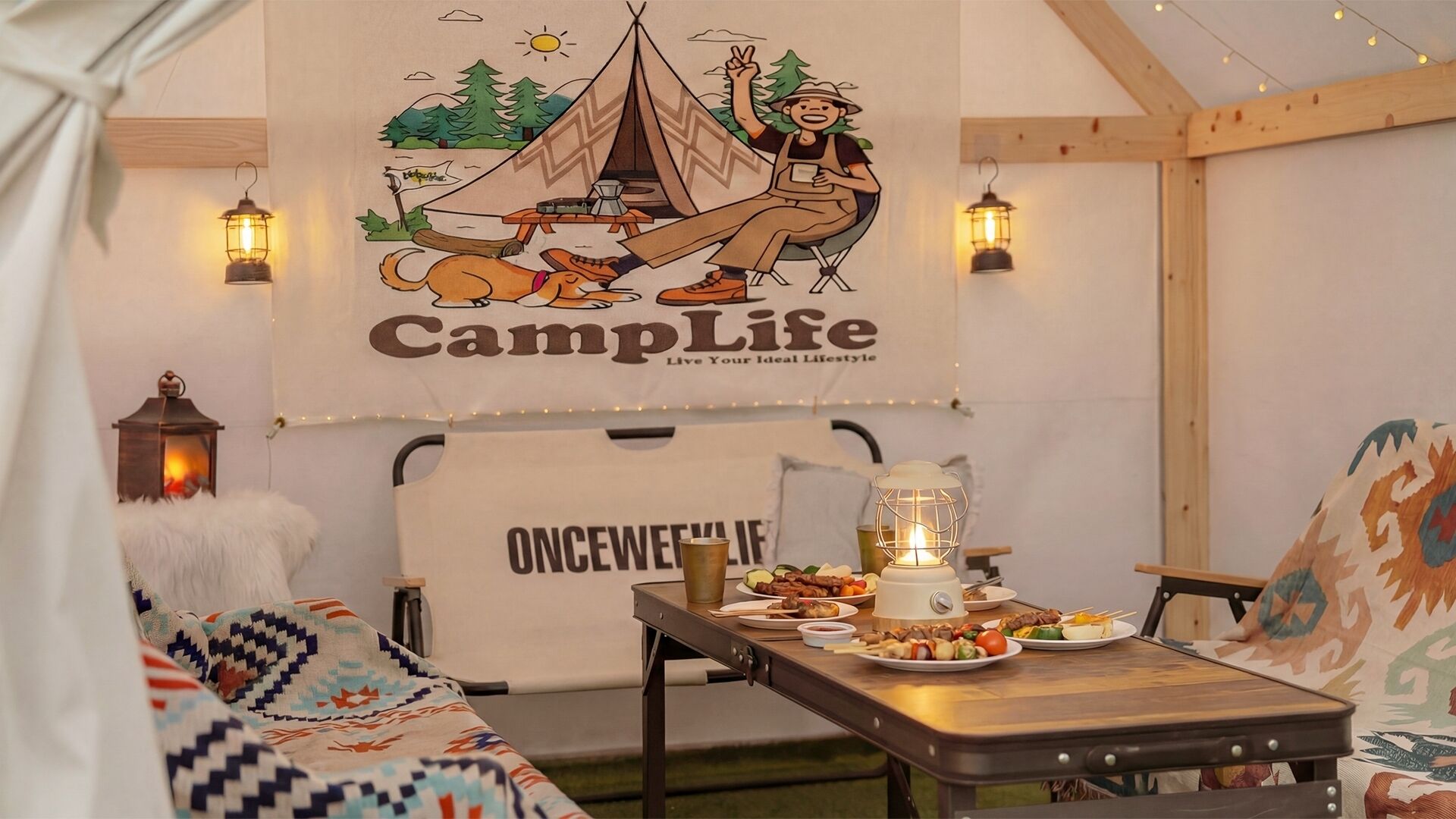 Ein gemütliches Indoor-Camping-Arrangement mit Zelt, einer entspannten Person und einem Tisch mit Essen.