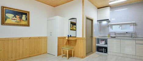 Una cocina moderna con paneles de madera, un lavamanos integrado y un tostador.