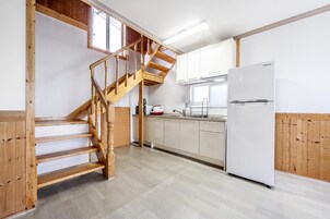 Habitación básica, 2 habitaciones (A105(no pet)) | 1 dormitorio y wifi gratis