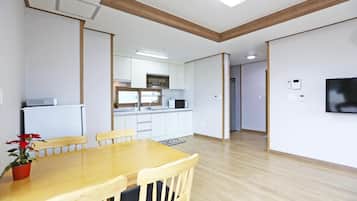 Eenvoudige kamer, 1 slaapkamer (Suite Jeongwon) | 1 slaapkamer, gratis wifi