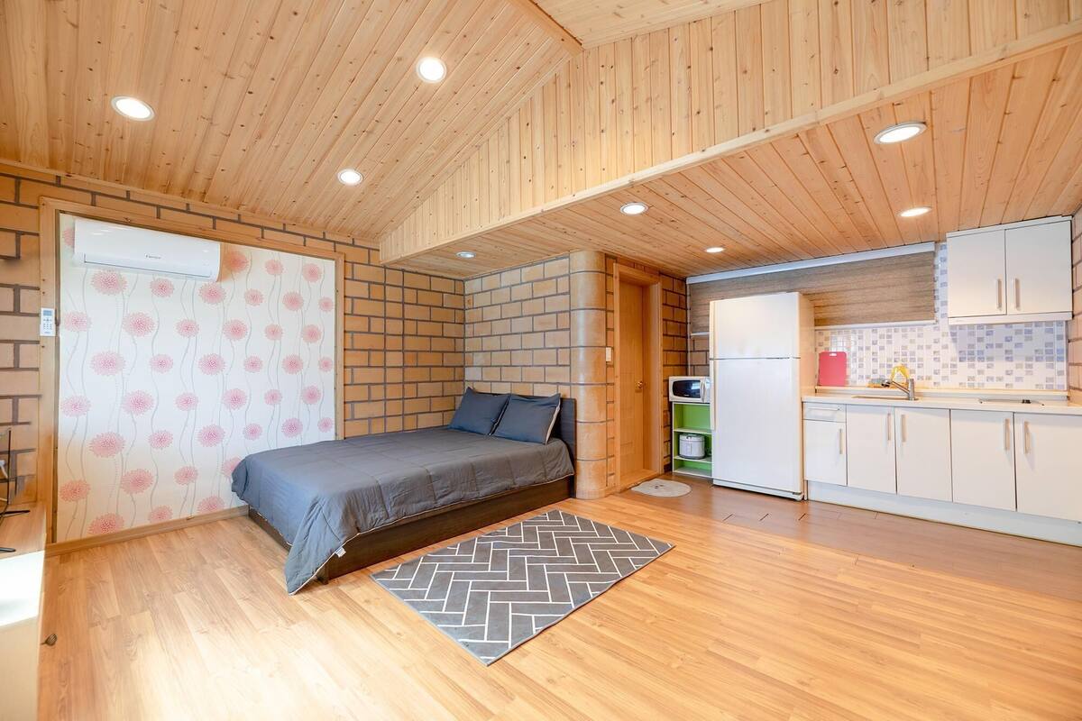 Basic Room, 1 Bedroom (Hobak2) | 1 bedroom, free WiFi