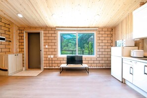 Basic Room, 1 Bedroom (Hobak1) | 1 bedroom, free WiFi - Gapyeong Pumkin Pension (Gapyeong)