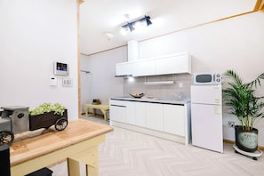Basic Room, 1 Bedroom (202) | 1 bedroom, free WiFi - Gangneung Raon Pension (Gangneung)