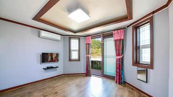 Basic Room, 1 Bedroom (Chorongkkot ( F1 )) | 1 bedroom, free WiFi