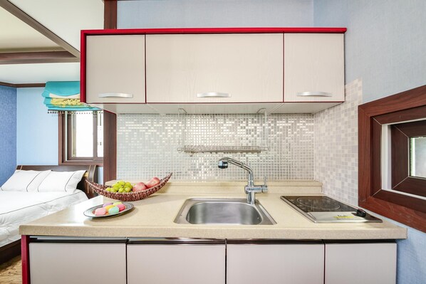 Basic Room, 1 Bedroom (Kirincho ( F2 )) | 1 bedroom, free WiFi - Samcheok Duelkkot Pension (Samcheok)