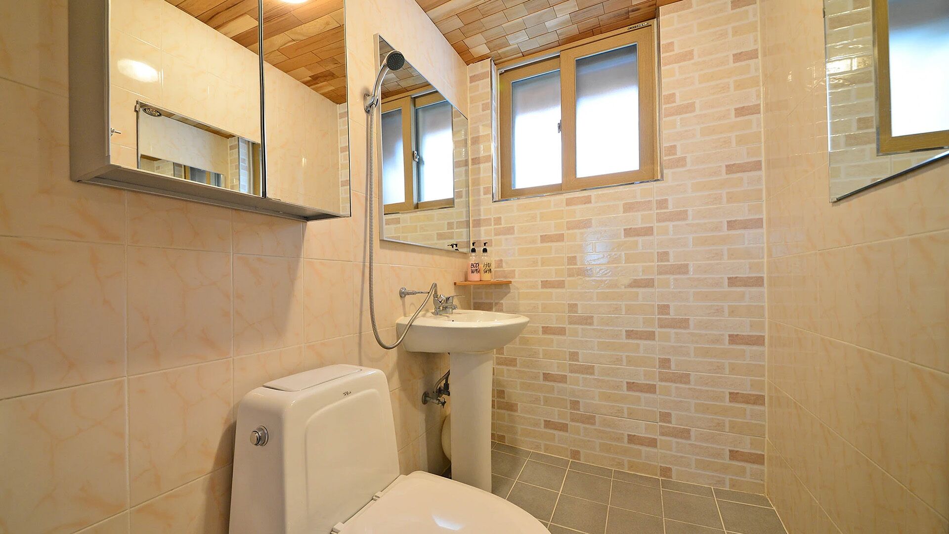 Basic Room, 4 Bedrooms (Gamnamu ( F1 )) | 1 bedroom, WiFi (free)