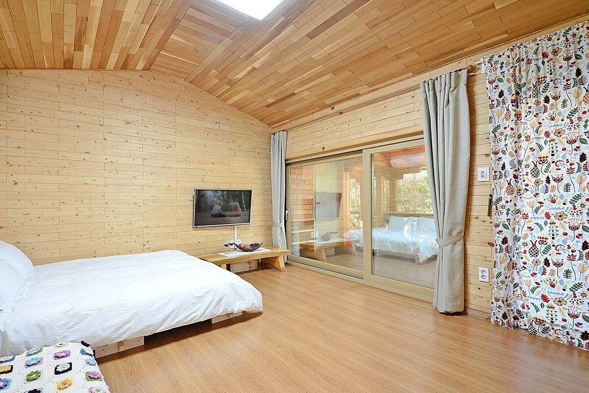 Basic Room, 2 Bedrooms (Samnamu ( F2 )) | 1 bedroom, WiFi (free)