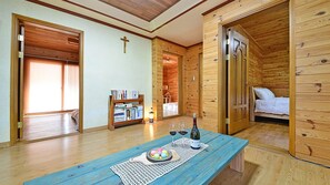 Basic Room, 4 Bedrooms (Gamnamu ( F1 )) | 1 bedroom, WiFi (free) - Samcheok View of Sea Pension (Samcheok)