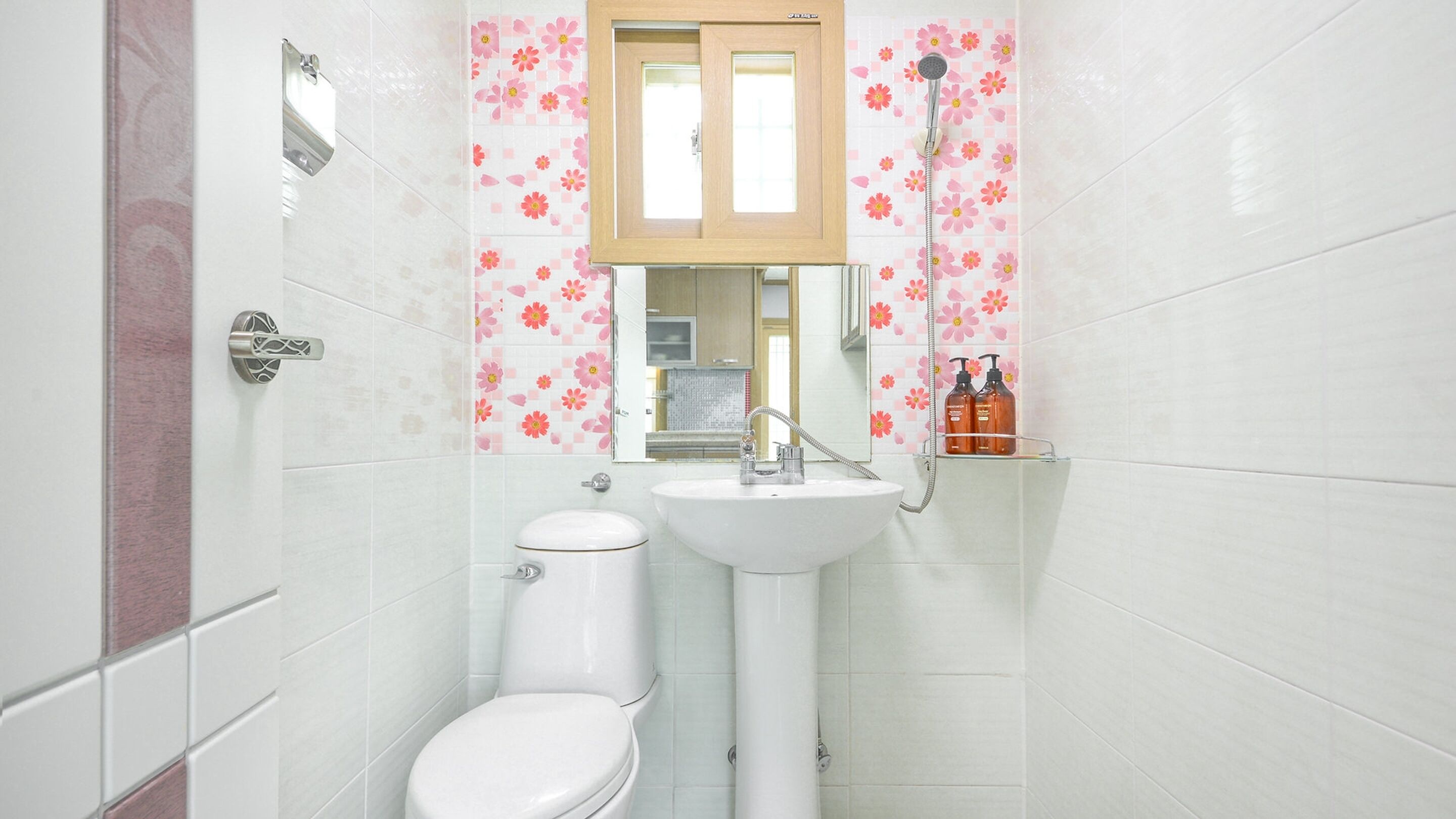Une salle de bain avec des toilettes, un lavabo et une douche.