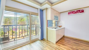 Una cocina moderna con un amplio ventanal, vistas a un jardín y un lavamanos pequeño.