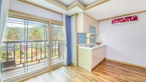 Basic Room, 1 Bedroom (Jasmine ( F2 )) | 1 bedroom, free WiFi - Samcheok Herb Pension (Samcheok)