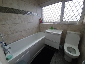 Ducha y bañera combinadas, secador de pelo, toallas y champú