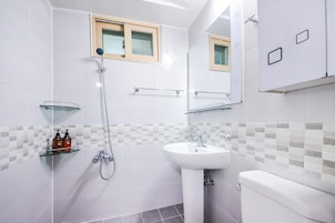 Basic Room, 1 Bedroom (402) | 1 bedroom, free WiFi