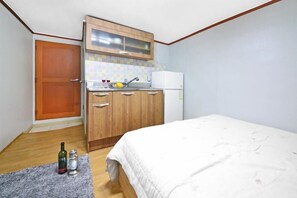 Basic Room, 1 Bedroom (Hosoo) | 1 bedroom, free WiFi - Gangneung Sunrise Pension (Gangneung)