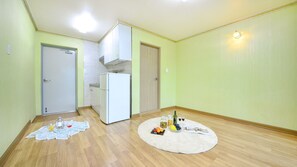 Basic Room, 1 Bedroom (304 ( F3 )) | 1 bedroom, free WiFi