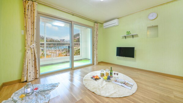 Basic Room, 1 Bedroom (304 ( F3 )) | 1 bedroom, free WiFi