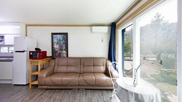 Basic Room, 1 Bedroom (101) | Living area | LCD TV
