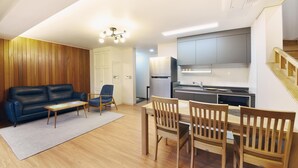 Un appartement moderne comprenant un salon, un coin repas et une cuisine.