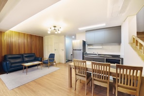 Un appartement moderne comprenant un salon, un coin repas et une cuisine.