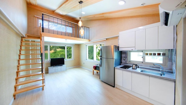 Basic Room, 1 Bedroom (Jangmi) | 1 bedroom, free WiFi - Samcheok Flower Pension (Samcheok)