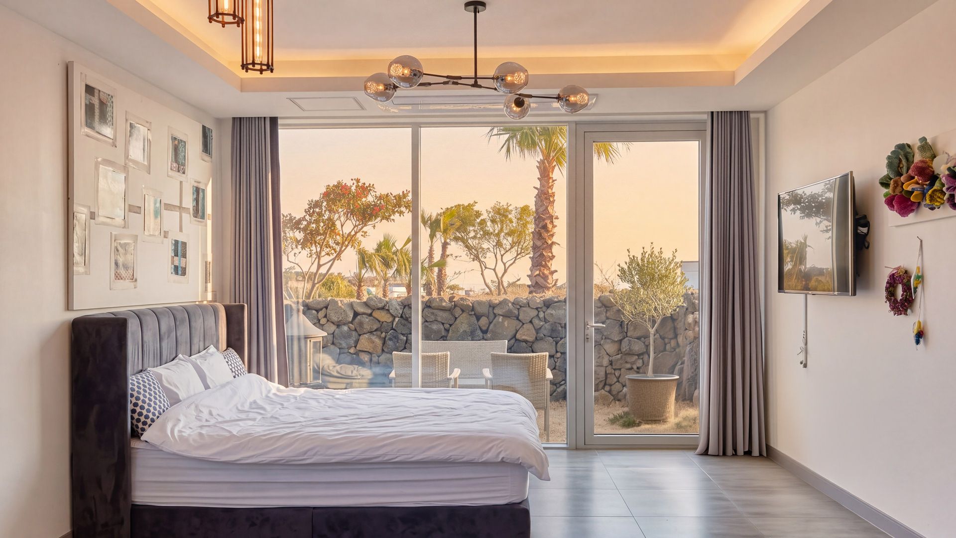 Une chambre à coucher avec un lit, une grande fenêtre et une vue sur l’extérieur.