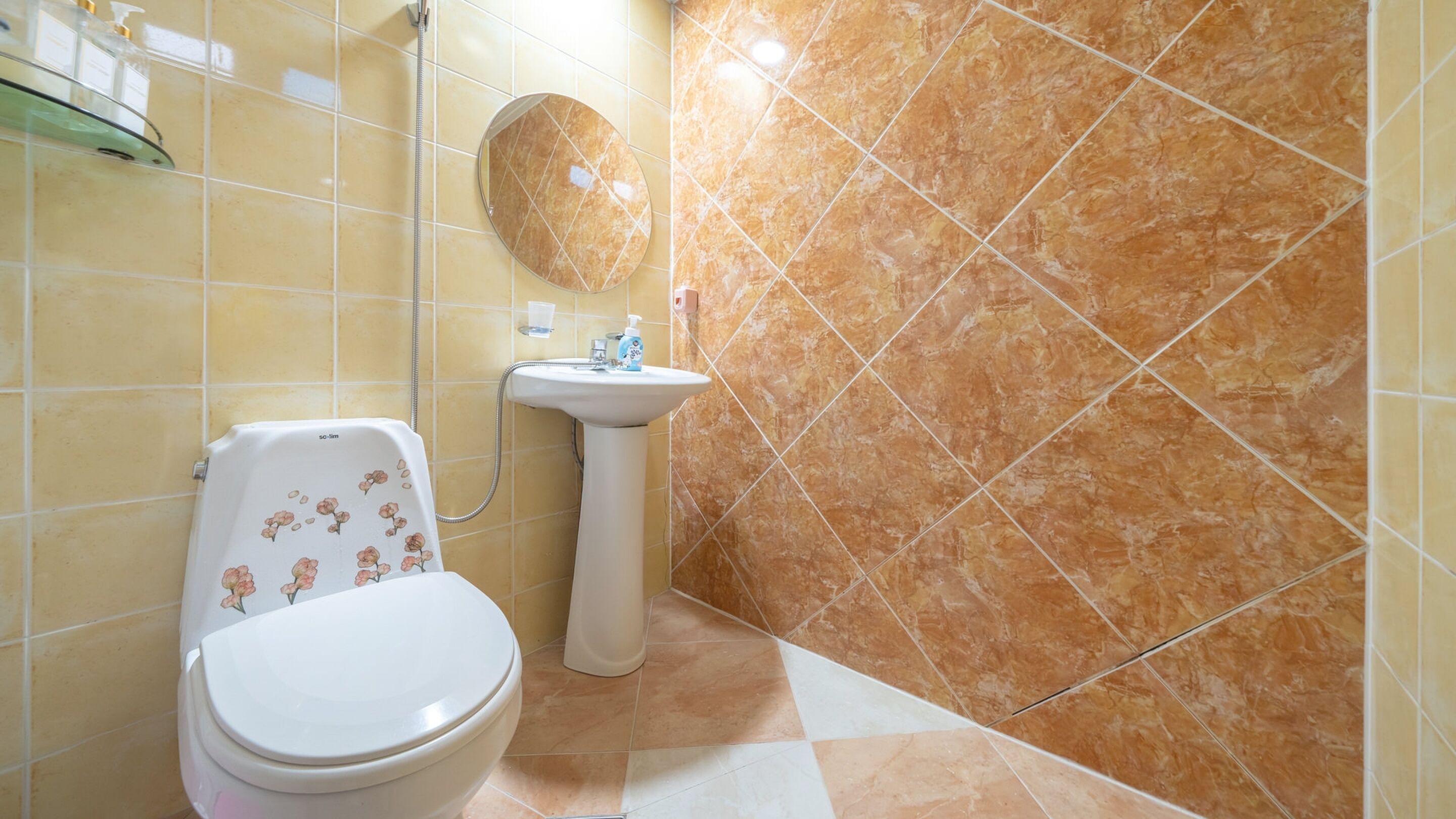 Un baño con inodoro, lavabo y espejo.