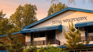 Un edificio con el letrero 'JEONG WON PENSION', que indica una pensión.