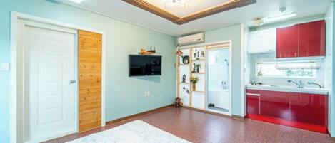 Basic Room, 1 Bedroom (Kkotiphyangki ( F2 /Spa / Pet)) | 1 bedroom, free WiFi