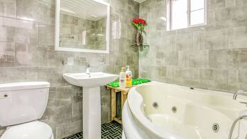 Un baño con inodoro, lavamanos y bañera.