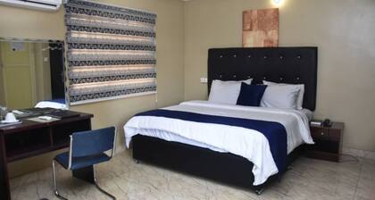 Impeccable 1-Bed Executive Luxury Hotel Apartment