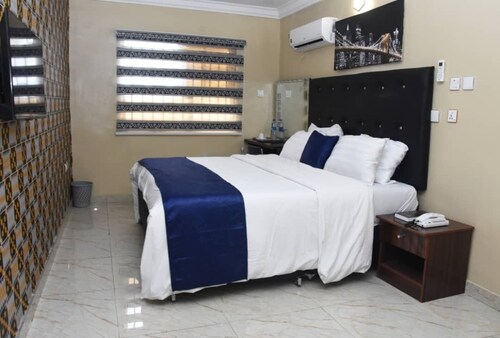 Impeccable 1-Bed Executive Luxury Hotel Apartment