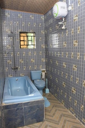 Bathtub, towels
