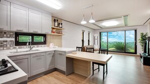 3 bedrooms, free WiFi - Seogwipo Sungsan Golden Village Pension (Seogwipo)